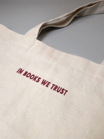 Сумка «In books we trust» с вышивкой