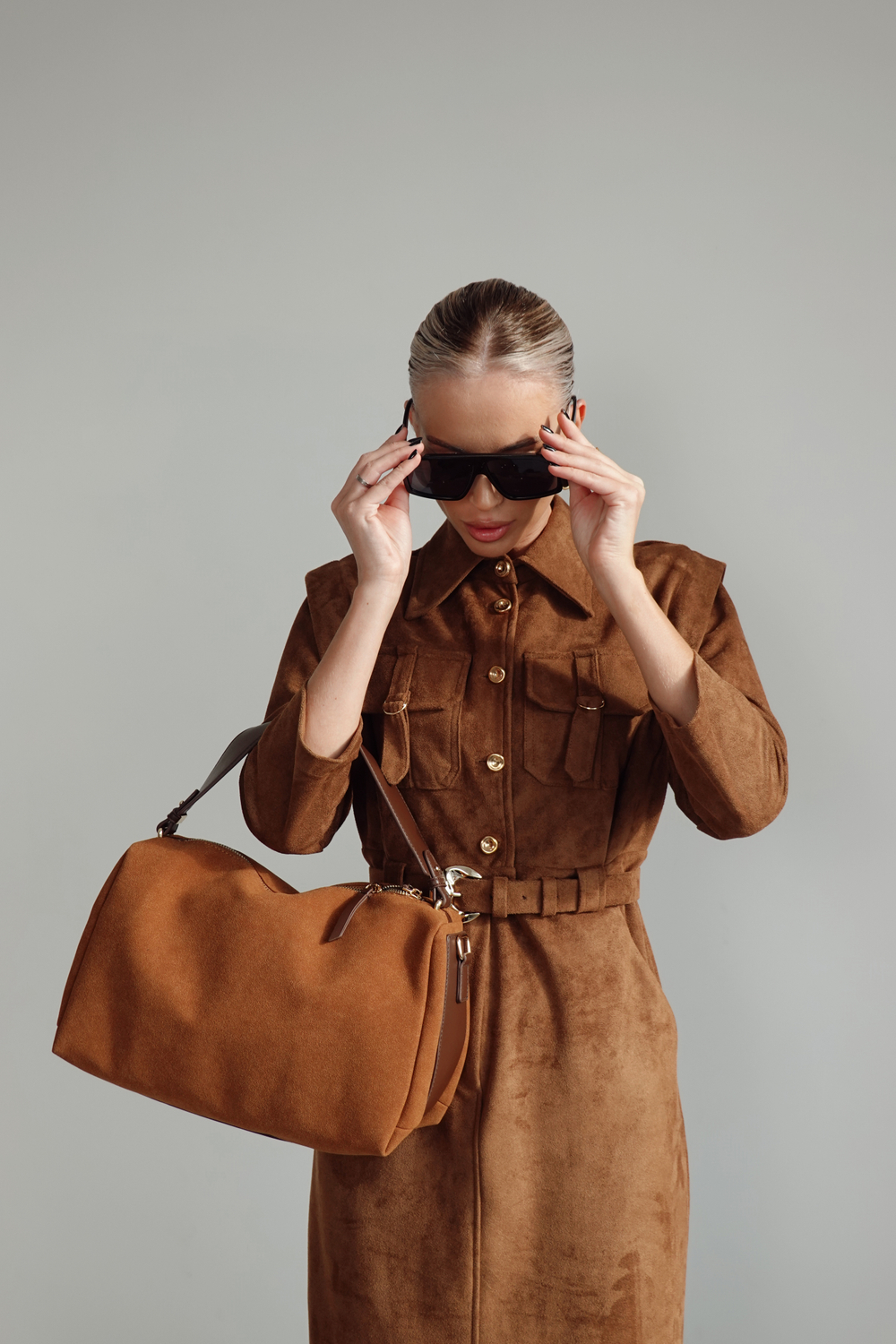 Платье из спандекса с акцентными плечами и карманами