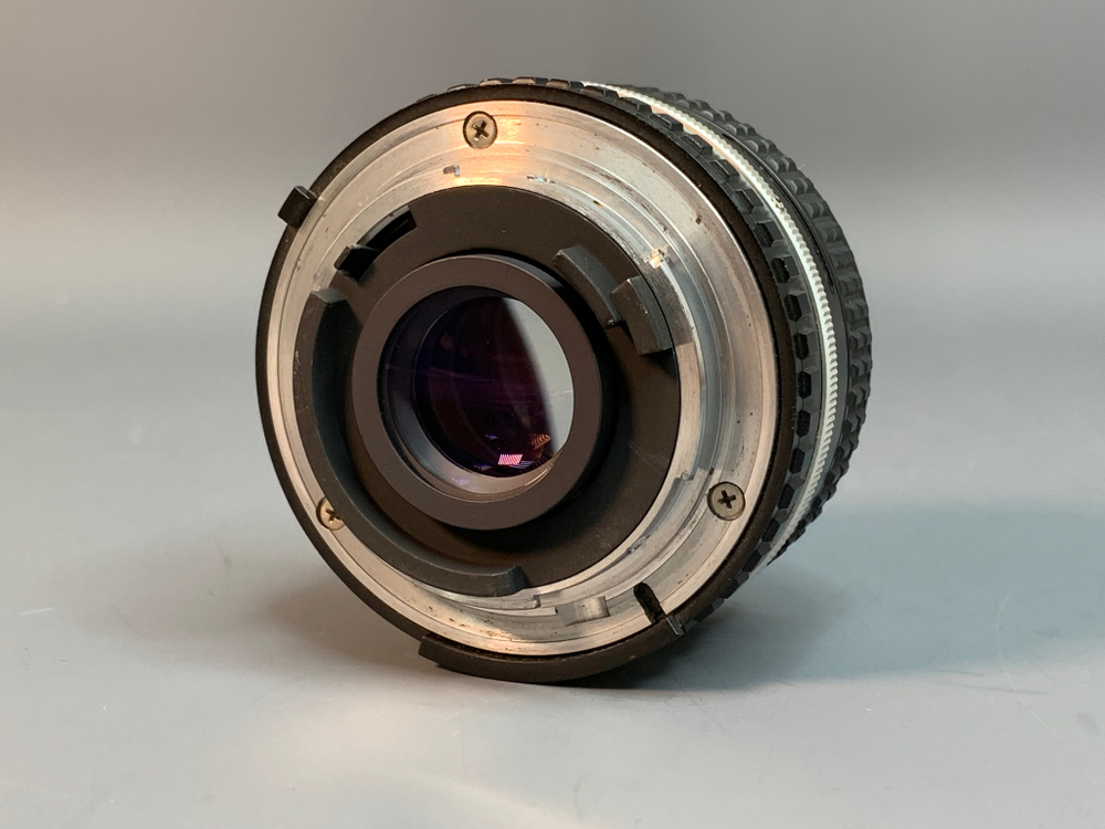 Nikon Series E 35mm f/2.5, налет под передней линзе