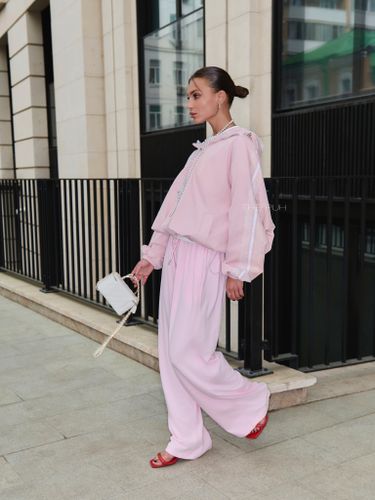 Трикотажный брючный костюм в розовом цвете