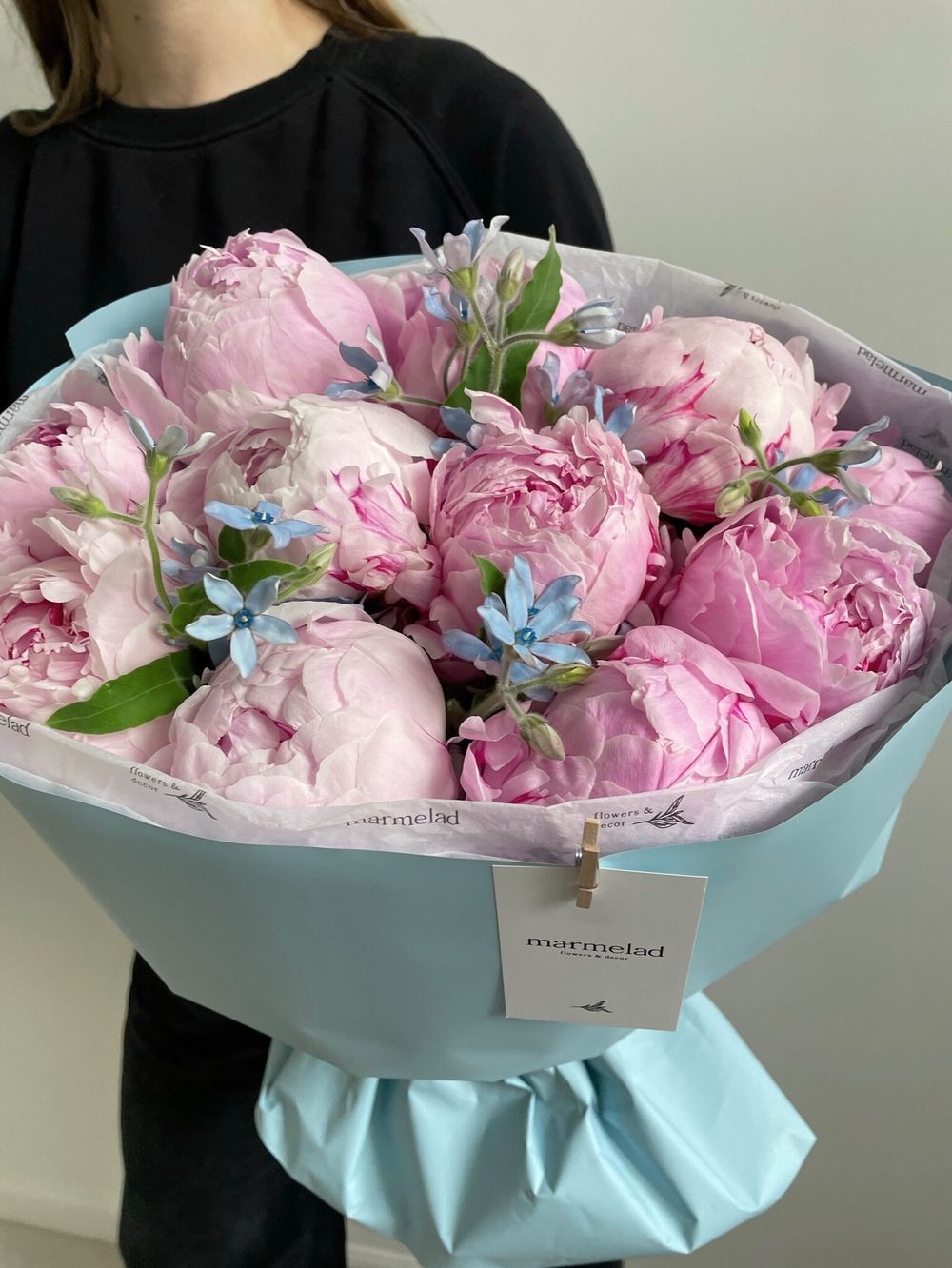 Букет 13шт пионов с незабудками в оформлении