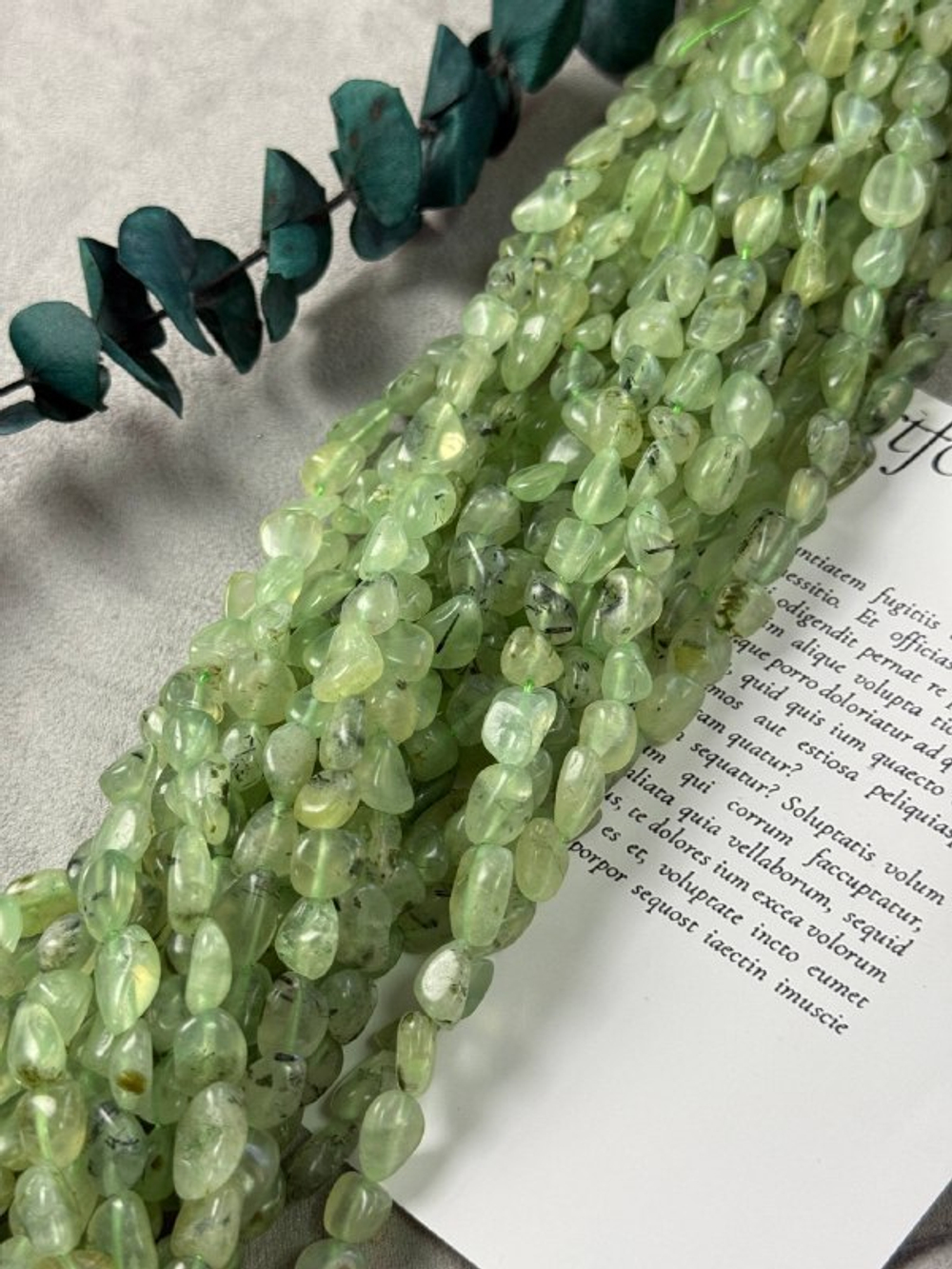 Натуральный пренит галтовка 8-10 мм, нить 40 см