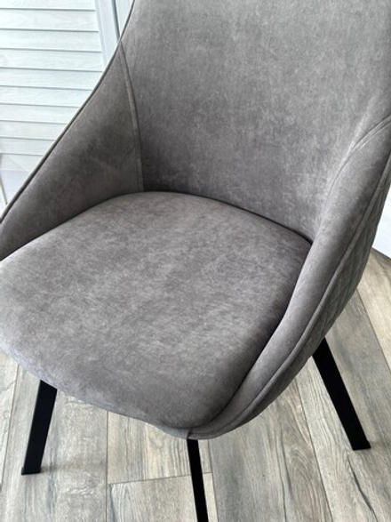 Стул М-City DISAUR Каса (Casa), поворотный на поворотный на 360 градусов, B28 темно-серый, Велюр, Черный каркас