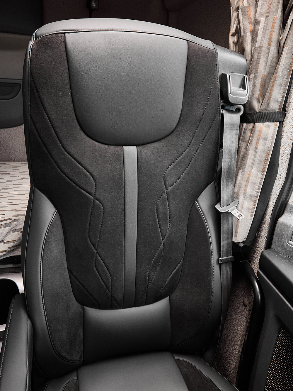 Чехлы Люкс DAF XF 106 (экокожа, черный цвет, черная вставка)