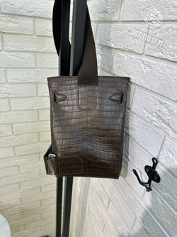 Нагрудная сумка слинг Hermes Kelly (Messenger) из кожи крокодила коричневая