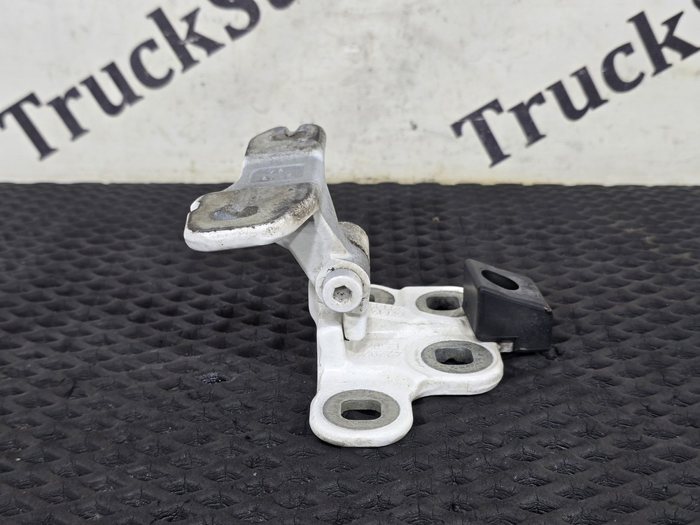 Петля двери левой