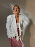 Брошь с белыми перьями