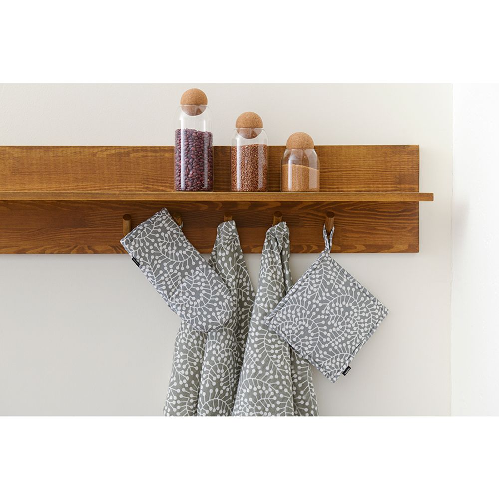 Прихватка-варежка серого цвета с принтом Спелая Смородина из коллекции Scandinavian touch, 14х32 см