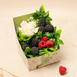 Букет с ягодами в коробке