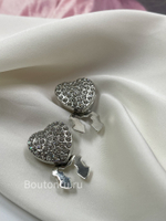 Накладка на пуговицу серебристая со стразами в форме сердца