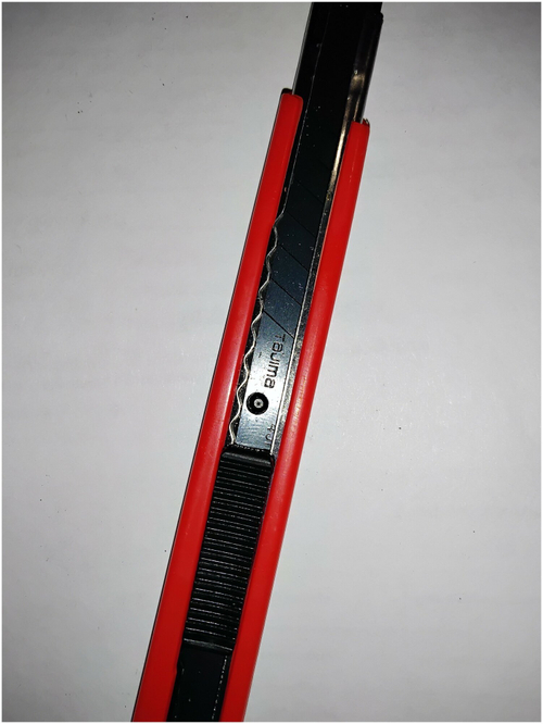 Нож Tajima LC 303 (с пластиковой ручкой)