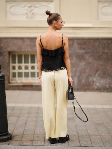 Широкие летние брюки желтого цвета на резинке