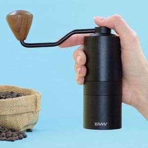 Кофемолка Yami - легко умещается в женской руке | Easy-Cup.ru