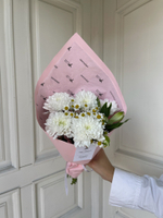 Кулек с хризантемой, ромашкой и альстромерией в розовой упаковке