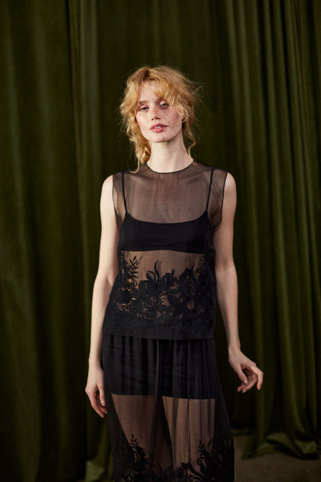 Топ из шелка с вышивкой черный