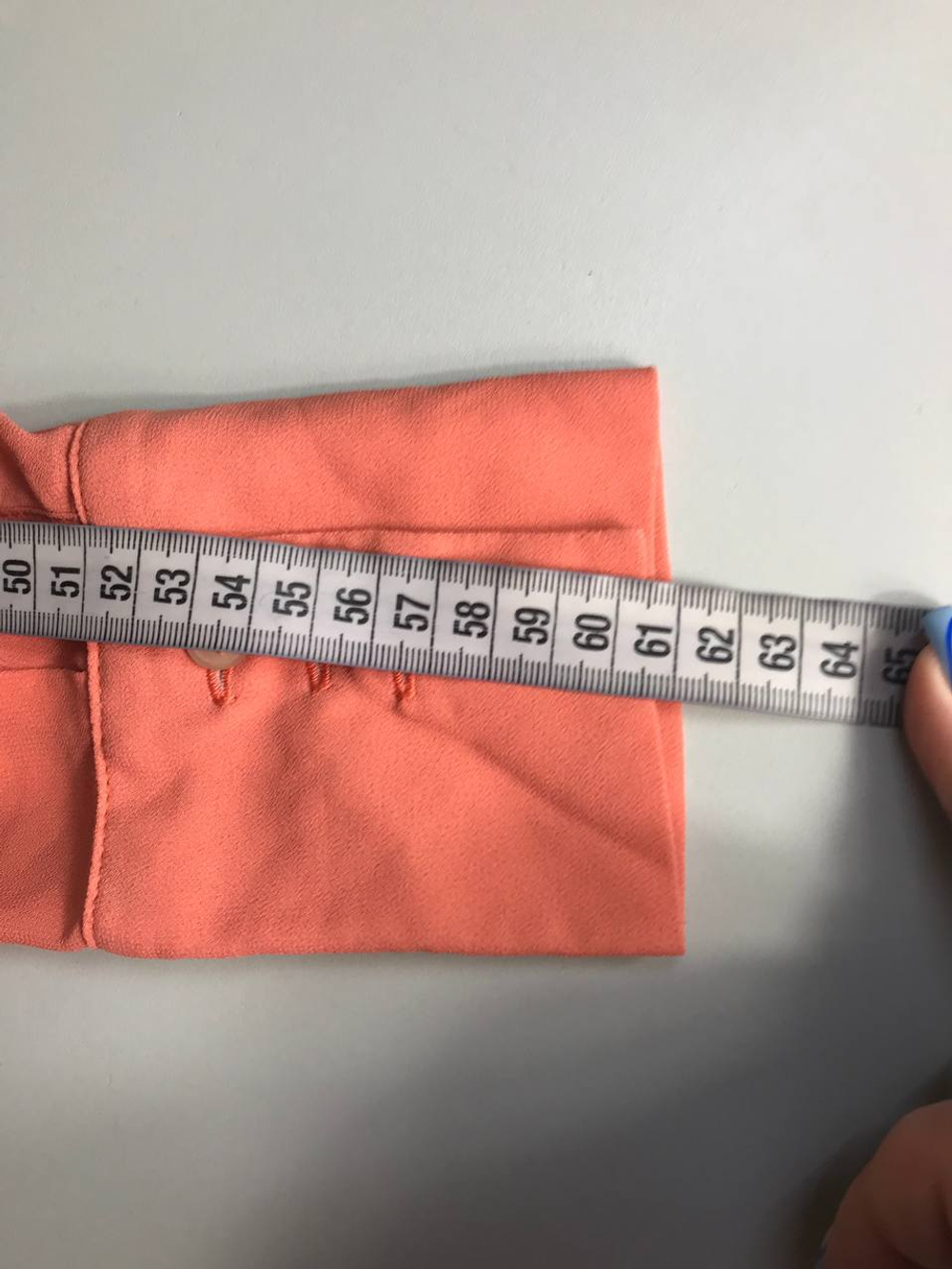 Блузка Balunova лаконичного дизайна, визуально на 44 размер