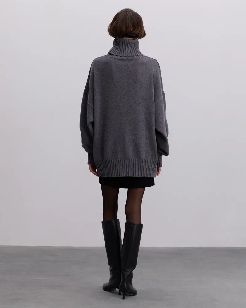 Свитер из шерсти с высоким воротником серый