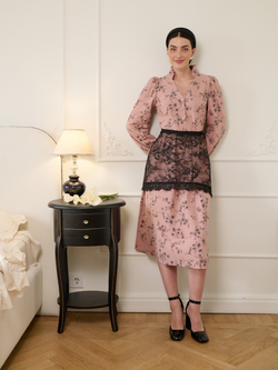 Платье с воротником стойкой