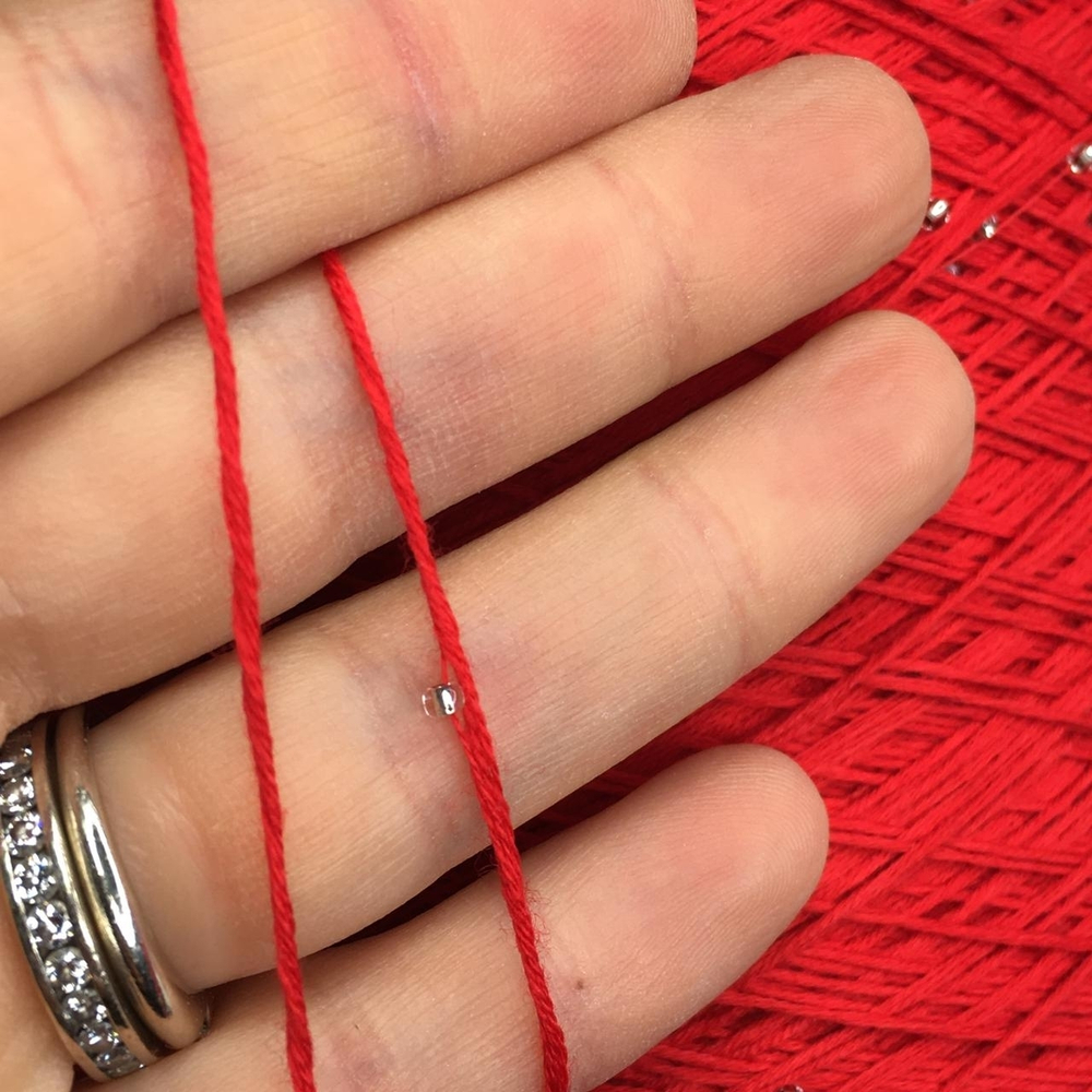 PERLINE merino - Re.Go; 100% меринос, стеклянный бисер; 400м/100гр; цвет нити: Diоr red, бисер: полупрозрачный, тонированный Есть мал. бобинка 202, 207гр.