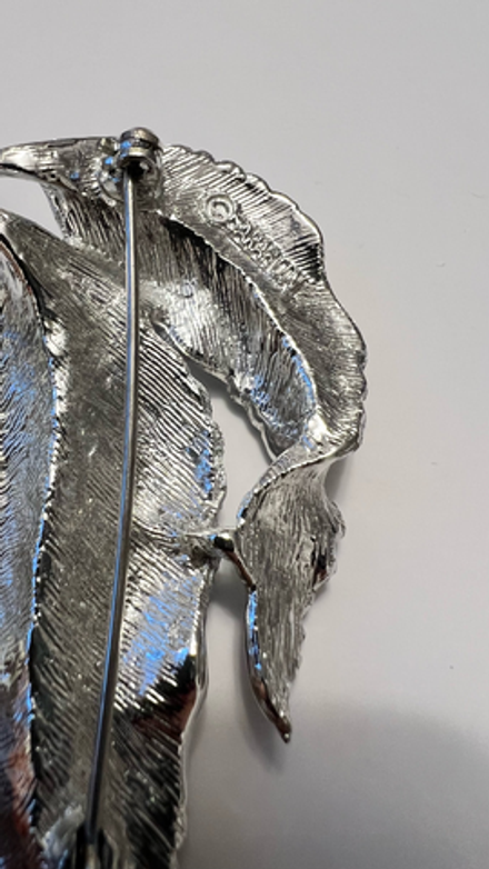 Крупная брошь листья с жемчугом Sarah Coventry