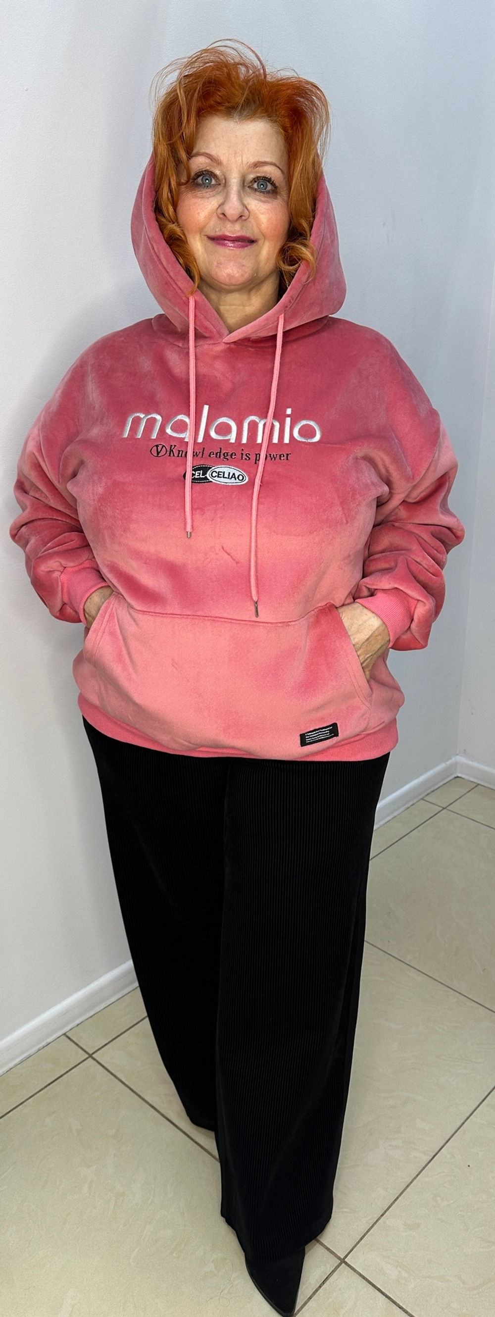 Модная велюровая худи с капюшоном в брусничном цвете