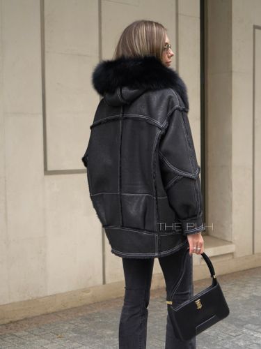 Черная дубленка с мехом песца на капюшоне