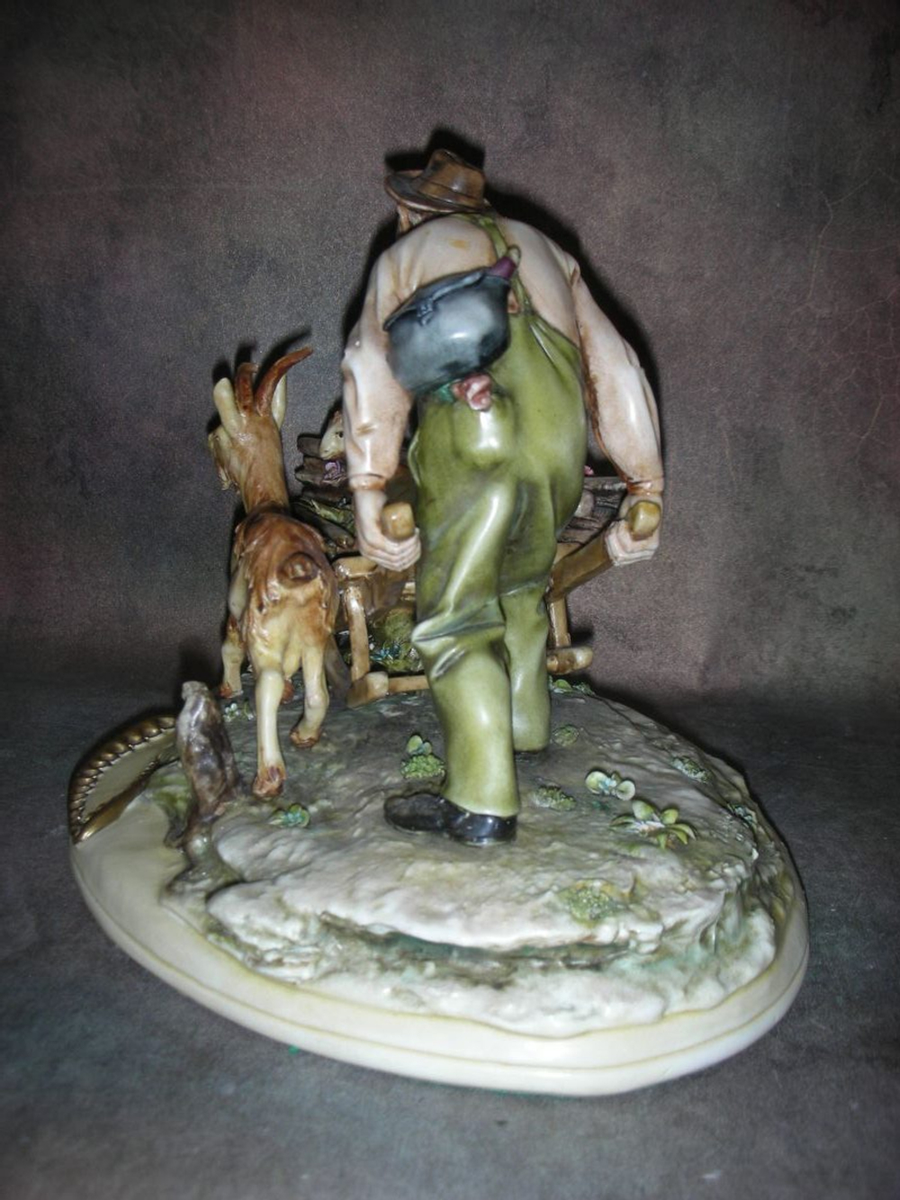 Статуэтка. Фарфор. Селянин с козами. Capodimonte. Италия