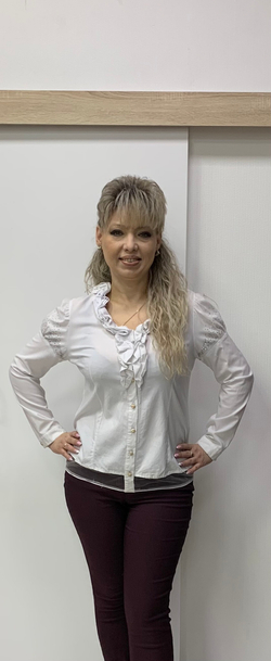 Стрейчевый белый блузон со стразовым принтом