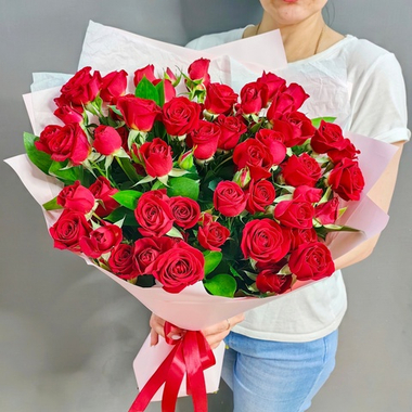 Букет из красных кустовых роз сорта "Mirabel"