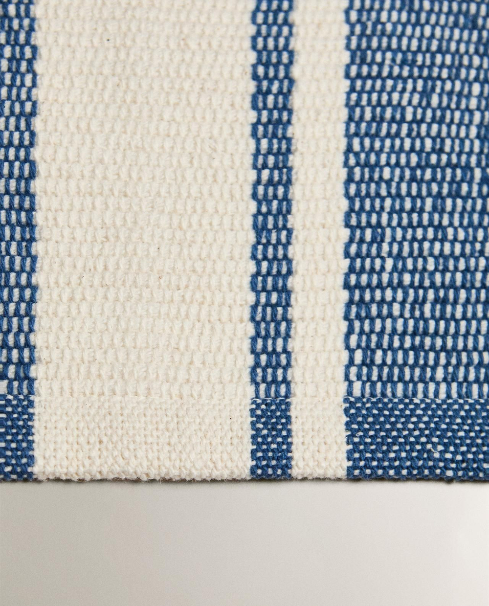Zara Home - Ковер для ванной комнаты в неправильную полоску, синий, 50x80 см