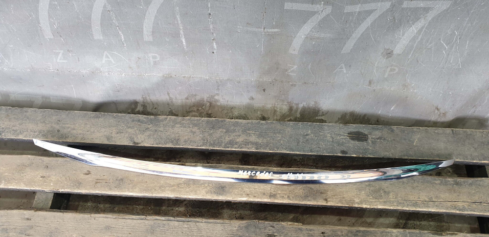 Молдинг крышки багажника Mercedes E (W213) Б/У Оригинал A2137570000
