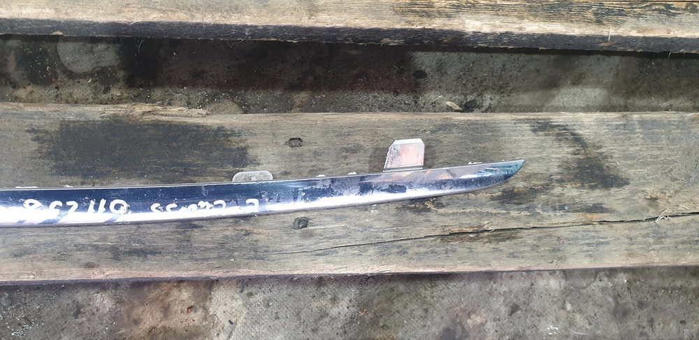 Молдинг решетки радиатора Mercedes C-Class W205 14-18 Б/У Оригинал A2058880173