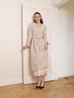 Платье с кружевным воротником