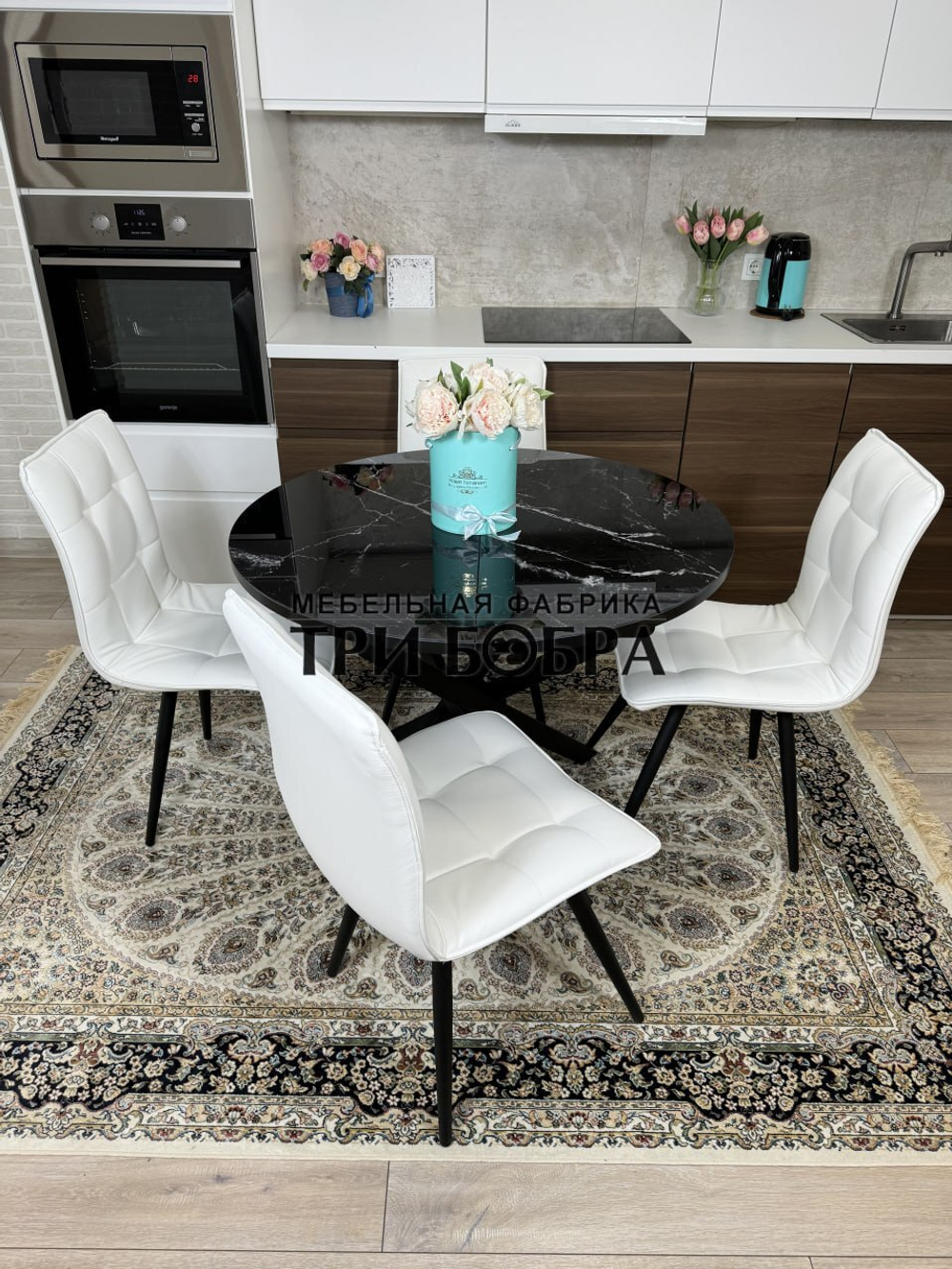 Круглый стеклянный раздвижной стол "Черный оникс" и стулья "ГУЧИ" белый