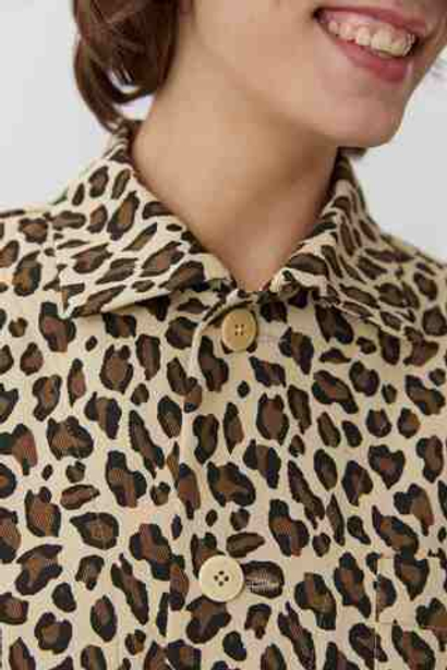 Жакет с тремя карманами из леопардовой джинсы