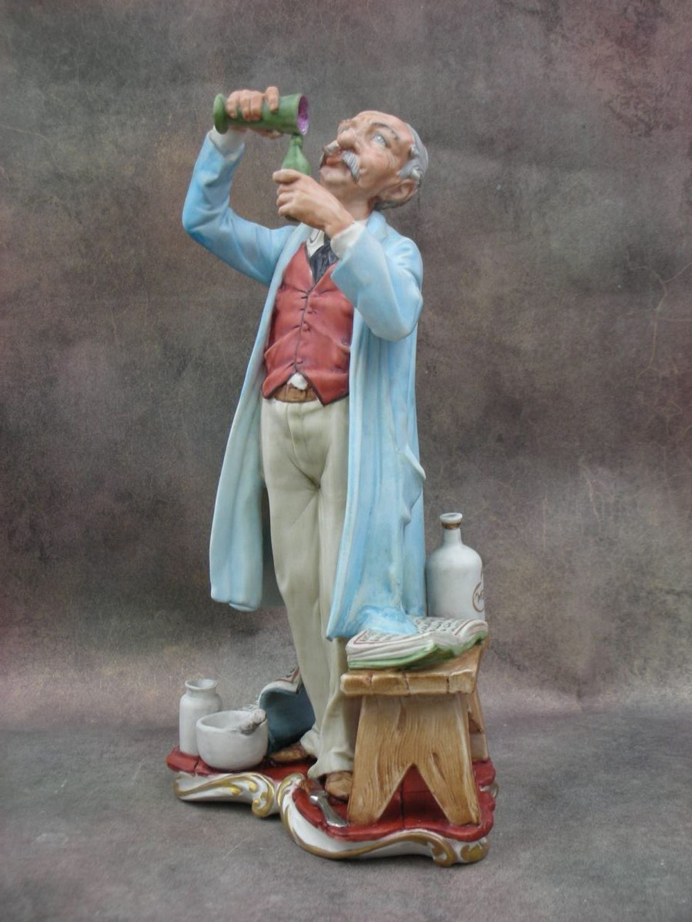 Статуэтка. Фарфор. Фармацевт. Capodimonte. Италия