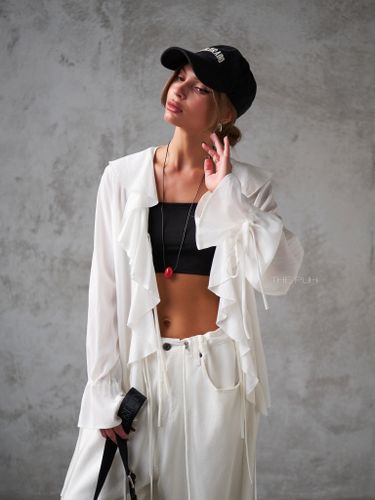 Белый костюм с рюшами в стиле бохо