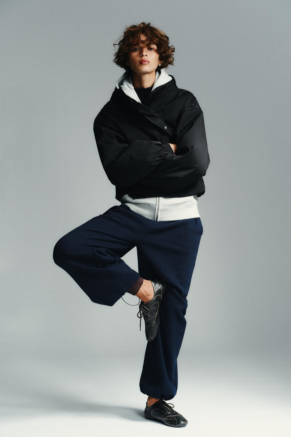 ZARA ВОДОНЕПРОНИЦАЕМАЯ ВЕТРОЗАЩИТНАЯ КУРТКА С КАПЮШОНОМ, ЧЕРНЫЙ