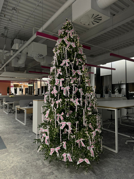 Дизайнерская ель с брендированным декором