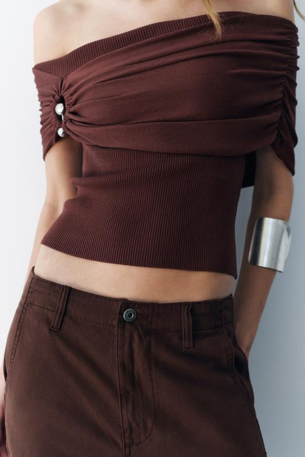 ZARA ТРИКОТАЖНЫЙ ТОП С ОТКРЫТЫМИ ПЛЕЧАМИ И МЕТАЛЛИЧЕСКИМ КОЛЬЦОМ, КОРИЧНЕВЫЙ