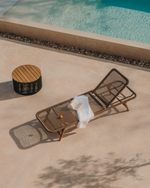 Шезлонг Dandara со стальной конструкцией, бежевым шнуром и ножками из 100% массива акации