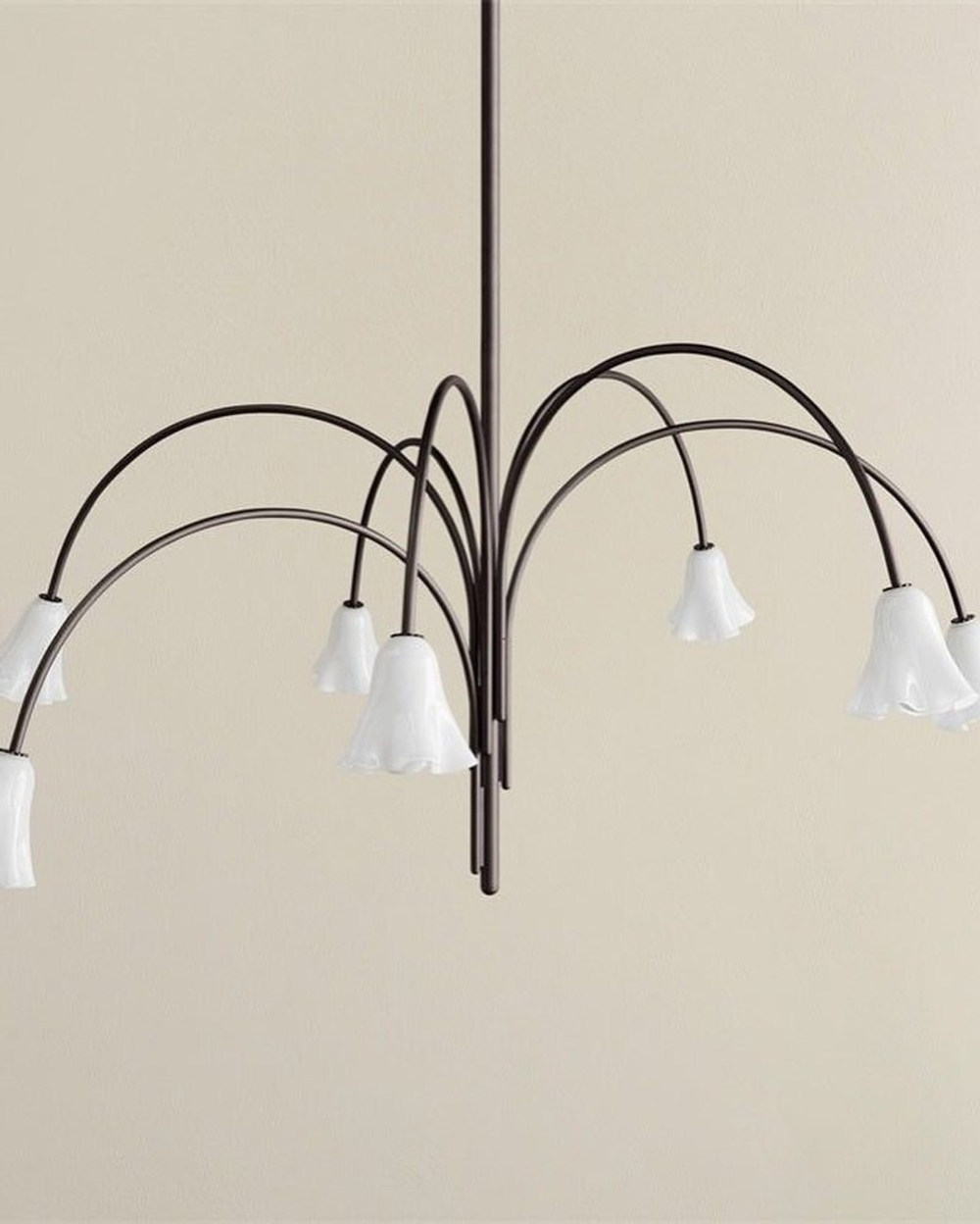 Элегантная люстра с плавными изогнутыми линиями и стеклянными плафонами в форме лепестков 🌸