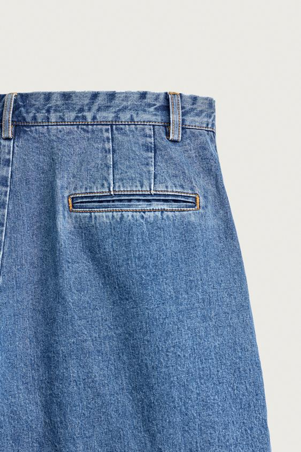ZARA ДЖИНСОВЫЕ ШОРТЫ REGULAR FIT СО СКЛАДКАМИ, ВЫЦВЕТШИЙ СИНИЙ