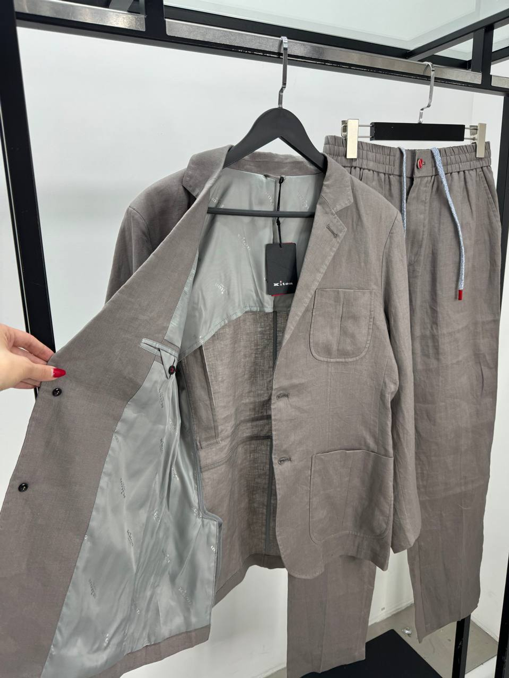 Льняной костюм Kiton