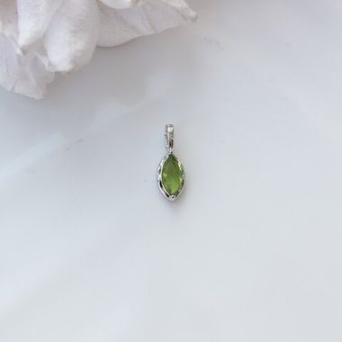 Подвеска Маркиз со светло-зелёным фианитом, 14*5 мм, родий, П402