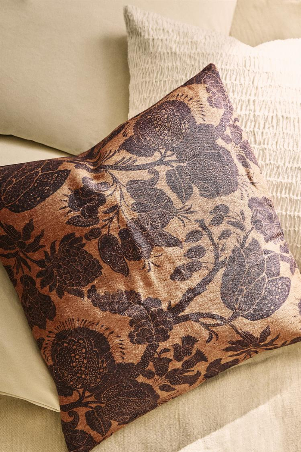 ZARA HOME ЧЕХОЛ ДЛЯ ДЕКОРАТИВНОЙ ПОДУШКИ С ЦВЕТОЧНЫМ ПРИНТОМ, ЦВЕТ БУРГУНДСКОГО ВИНА