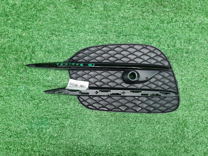 Решетка бампера левая Mercedes V w447 (14-нв) AMG