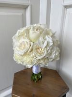 Свадебный букет из гортензии, пионов, одноголовых роз и диантусов