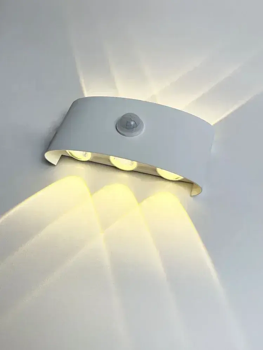 Светильник бра настенный светодиодный уличный с датчиком движения и датчиком освещенности 220в OutFrame 3000K, 6Вт, белый