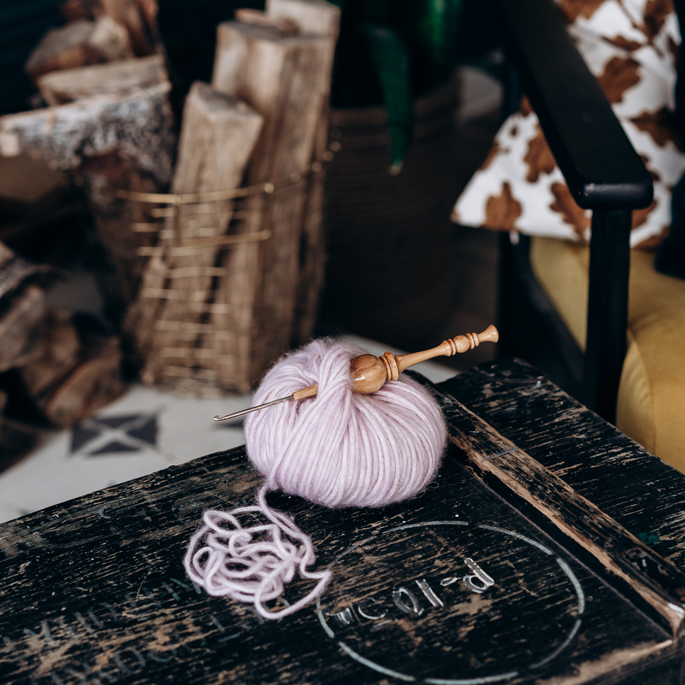 Железный крючок для вязания с деревянной ручкой из рябиной размером 1.3 мм. K133